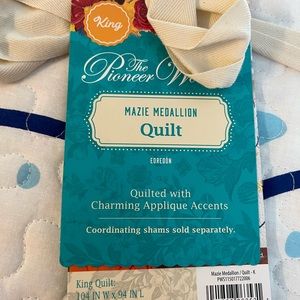 Pioneer woman Mazie medallion king size quilt brand new with tags